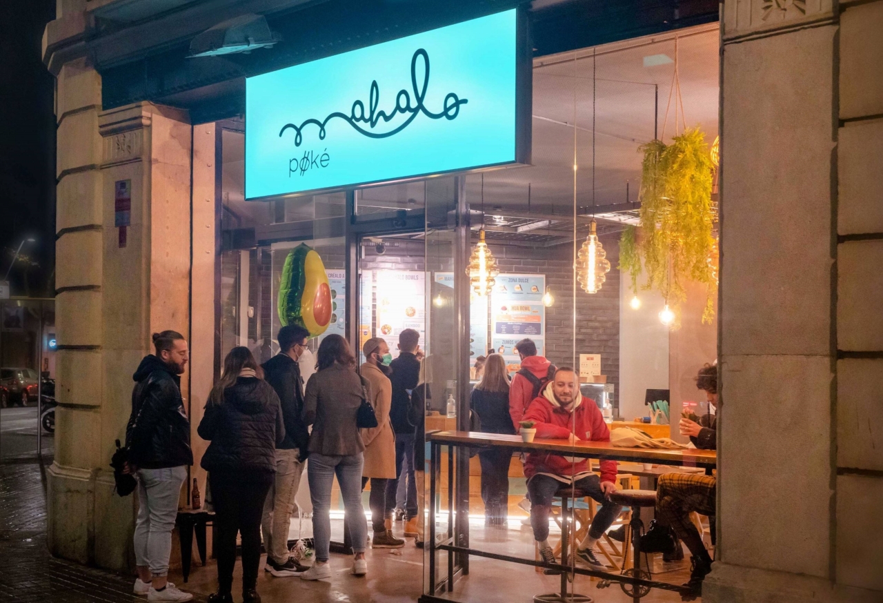 Mahalo Poké arranca las aperturas de 2022 con su primer restaurante en Barcelona