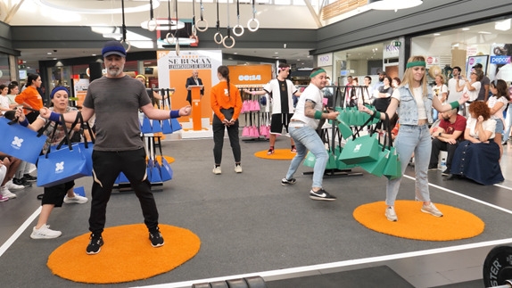 El centro comercial El Paseo cierra su campeonato 'Se buscan levantadores de bolsas' con más de 400 participantes
