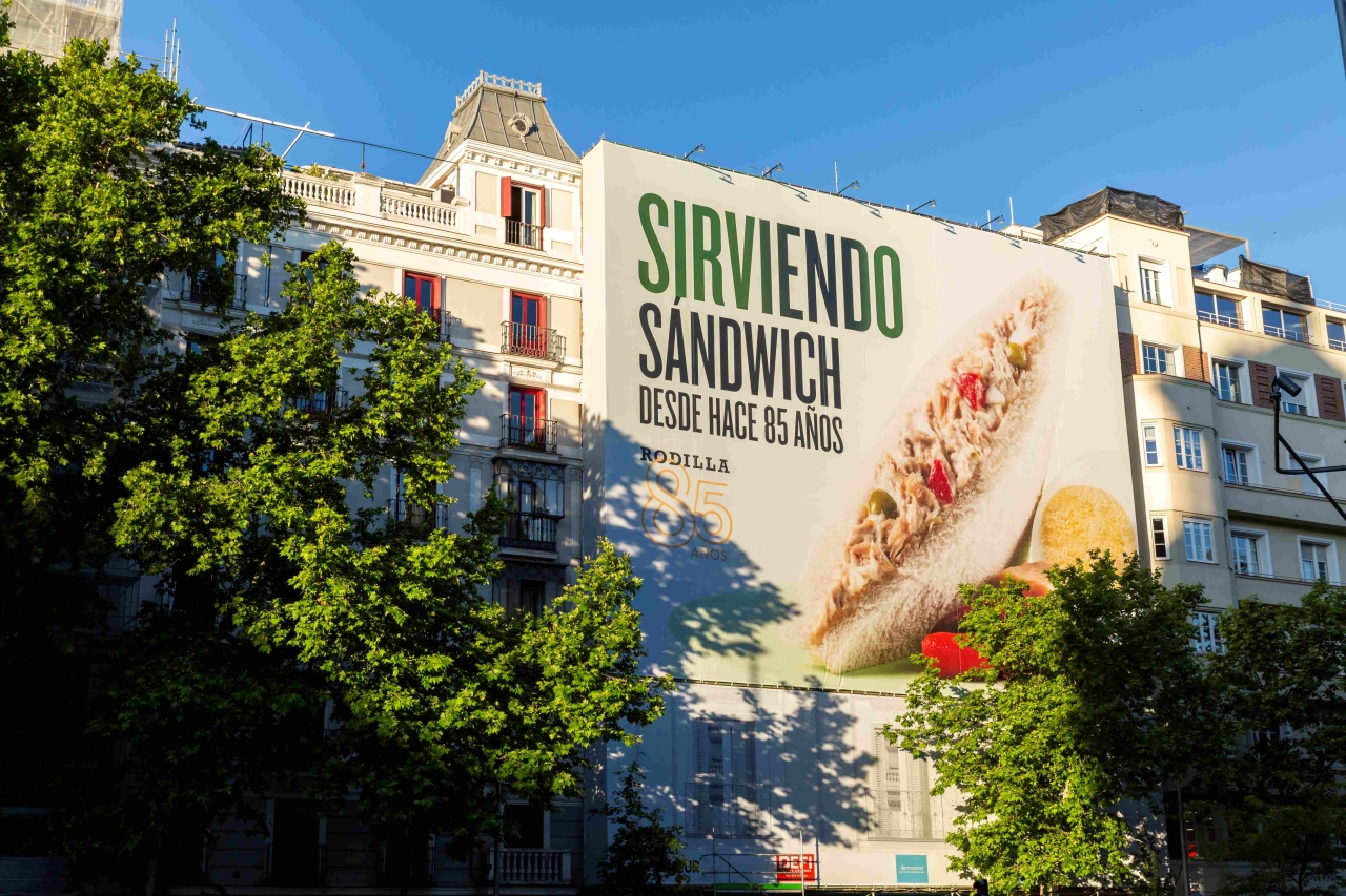 Sirviendo sándwich, protagonista de la nueva campaña de Rodilla dirigida a la Gen Z