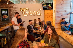 The Good Burger convierte sus restaurantes en escuelas para aprender inglés