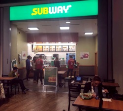 La franquicia Subway inaugura el año con su segundo restaurante en Asturias