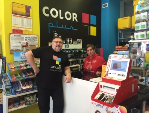 Francisco Jesús Gil Sorrolla franquiciado y responsable de la Tienda Color Plus Plaza Roma en la ciudad de Zaragoza.