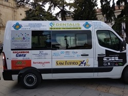 La cadena de franquicias Fersay participa en el acto benéfico de entrega de un vehículo para la Fundación AFA