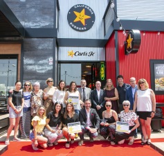 CARL’S JR. Premia a  las estrellas de paterna