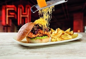 Foster’s Hollywood trae el espectáculo del queso a la mesa con sus nuevas: Raclette y Orleans Burgers